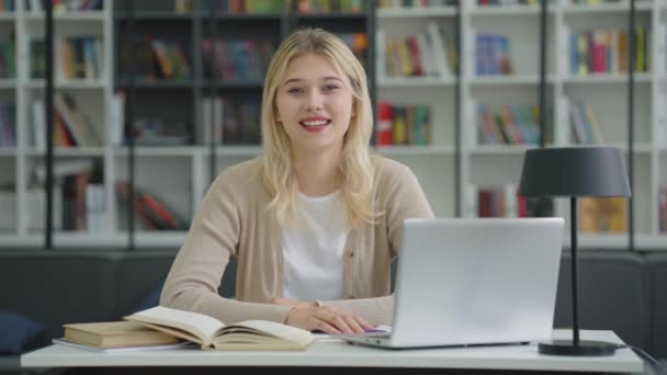 Gündelik Giyinen Mutlu Sarışın Kız Kameraya Bakıyor Gülümsüyor Dizüstü Bilgisayarı — Stok video