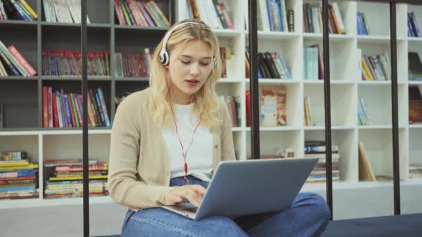 Tinédzser Lány Fejhallgatóval Aki Laptopon Dolgozik Zenét Hallgat Kedvenc Dalát — Stock videók