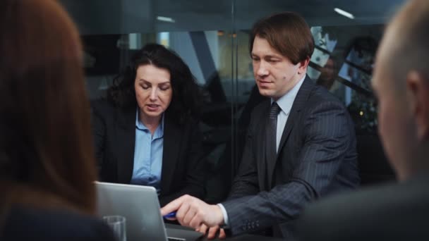 Business People Official Wear Sitting Office Looking Laptop Discussing Latest — 비디오