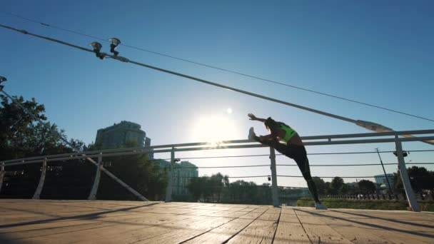 Активна Жінка Силует Вправляється Розтягується Міському Парку Пішохідному Мосту Підходить — стокове відео