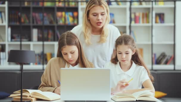 Niños Escuela Con Uniforme Sentados Escritorio Con Computadora Portátil Tarea — Vídeo de stock