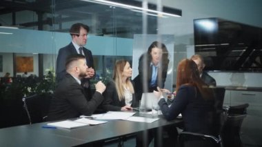 Modern ofiste iş ekibi toplantısı, başarılı yöneticiler birlikte projeyi tartışıyor, konuşuyor ve yenilikçi fikirleri paylaşıyorlar. Grup halinde çalışan iş arkadaşları, planlama stratejileri. İş kavramı