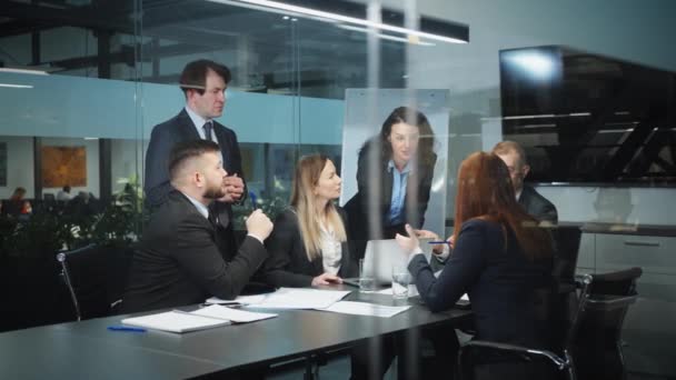 Besprechung Des Business Teams Modernen Büro Erfolgreiche Manager Diskutieren Gemeinsam — Stockvideo