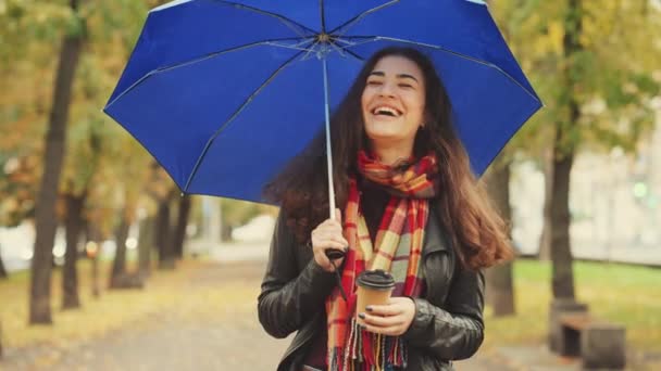 Красива Щаслива Молода Жінка Картатому Шарфі Сміється Чашкою Кави Блакитною — стокове відео