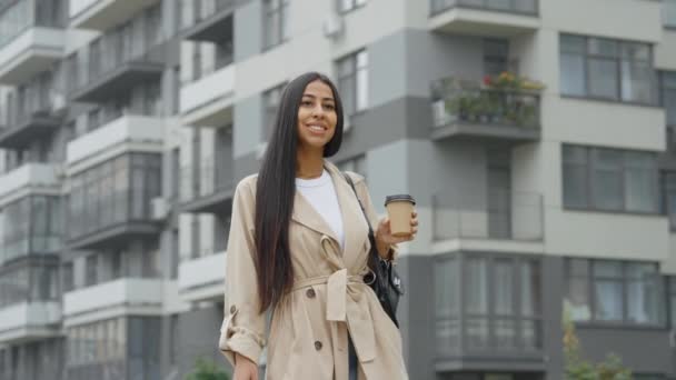 Femeia Neagră Zâmbind Purtând Haină Ţinând Ceaşcă Cafea Mergând Fundalul — Videoclip de stoc