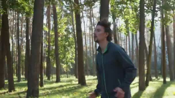 Медленное Движение Молодой Человек Вьющимися Волосами Спортивной Куртке Работает Природе — стоковое видео