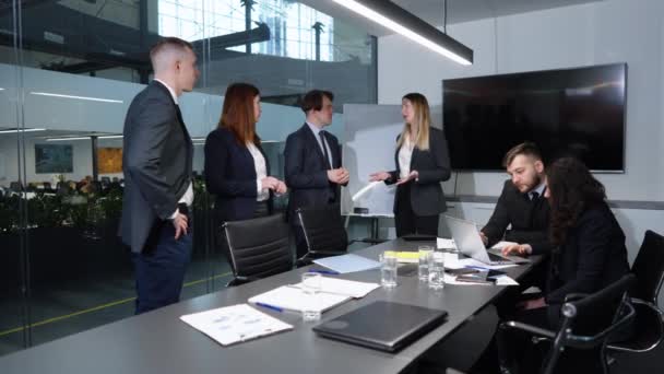 Groep Zakenmensen Gesprek Het Kantoor Managers Staan Bij Glazen Muur — Stockvideo