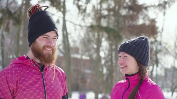 Siyah Şapkalı Pembe Spor Ceketli Neşeli Bir Çift Arkalarında Kış — Stok video