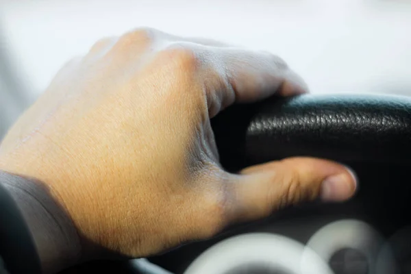 Bir otomobilin direksiyon tutan bir adamın elleri atış kapatmak.