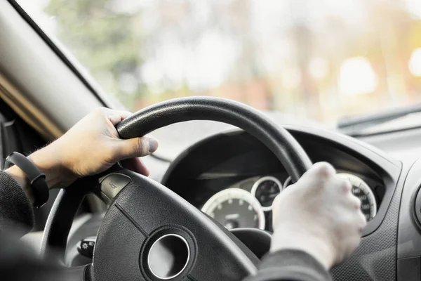 Hombre Sosteniendo Volante Conduciendo Coche — Foto de Stock