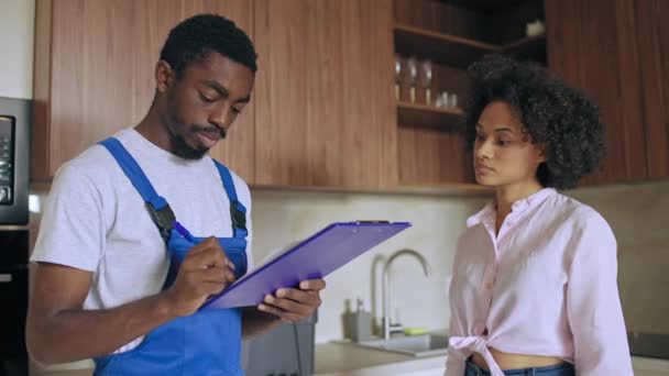 Trabalhador Afro Americano Assinatura Clientes Garantem Documentos Sobre Serviços Reparo — Vídeo de Stock
