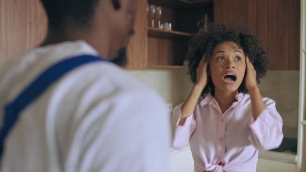 愤怒的妻子和丈夫在厨房吵架 婚姻问题 — 图库视频影像