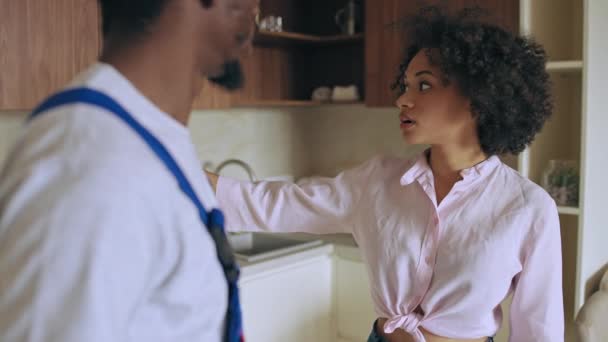Overstuur Jonge Vrouw Gesprek Met Huishoudster Professionele Diensten — Stockvideo