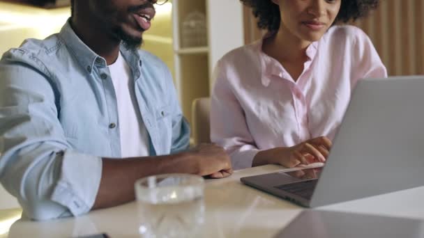 Junge Männer Und Frauen Arbeiten Laptop Und Diskutieren Gemeinsam Über — Stockvideo