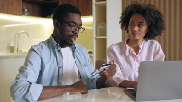 快乐的黑人夫妇一起用银行卡在笔记本电脑上网上支付 — 图库视频影像