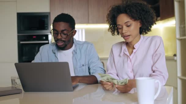 Junges Paar Rechnet Familienbudget Ehemann Ärgert Sich Über Hohe Ausgaben — Stockvideo