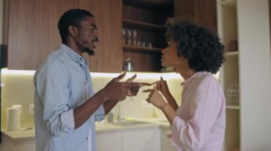 Duygusal çiftler kavga eder, karı koca mutfakta bağırır, evlilik bozulur.