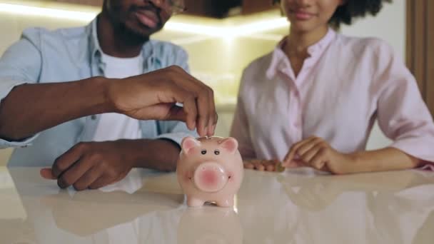 Responsável Jovem Casal Colocando Dinheiro Banco Porquinho Poupança Futura Aposentadoria — Vídeo de Stock