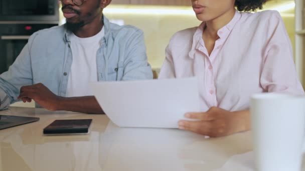 Homme Une Femme Sérieux Vérifient Ensemble Les Dépenses Calculent Budget — Video