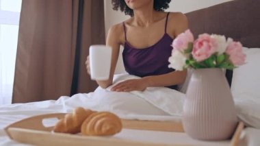 Yatakta romantik bir kahvaltı, mutlu bir hayat, rahatlama.