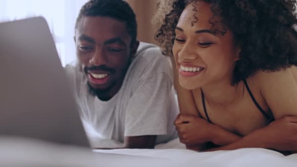 Afrikanisches Paar Lächelnd Auf Dem Bett Liegend Online Shopping Auf — Stockvideo