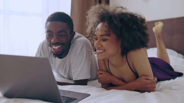 Heureux Couple Noir Couché Sur Lit Avec Ordinateur Portable Vacances — Video