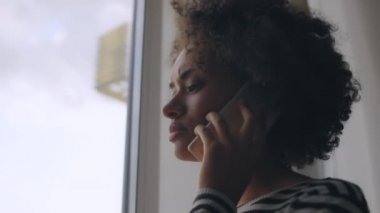 Hoş olmayan bir telefon konuşması yapan genç bir kadın, kötü haberlere üzülmüş, boşanmış.