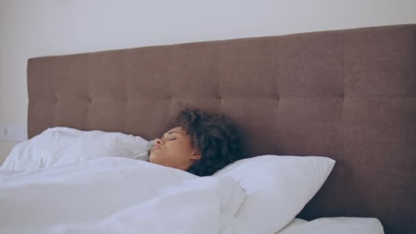 Traurige Schwarze Frau Wacht Auf Sitzt Mit Unzufriedenem Gesicht Bett — Stockvideo