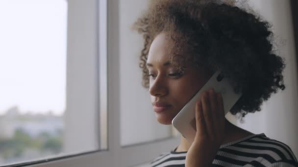 Mujer Joven Emocionada Feliz Escuchar Buenas Noticias Por Teléfono Sonriendo — Vídeo de stock