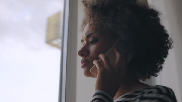 Jonge Vrouw Heeft Onaangename Telefoongesprek Boos Met Slecht Nieuws Echtscheiding — Stockvideo