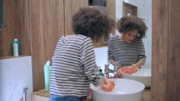 Afro Amerikaanse Vrouw Grondig Schoonmaken Badkamer Moe Van Huishoudelijke Klusjes — Stockvideo