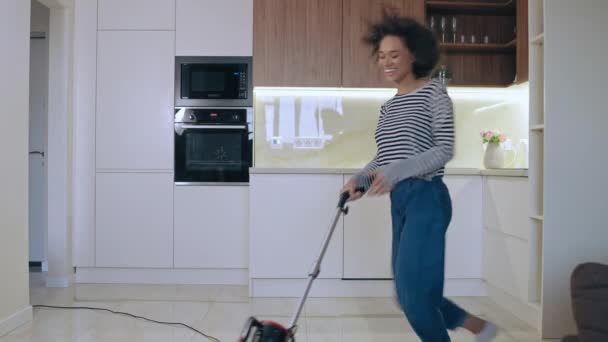 Actieve Vrouw Stofzuigen Vloer Huis Dansen Genieten Van Huishoudelijke Klusjes — Stockvideo