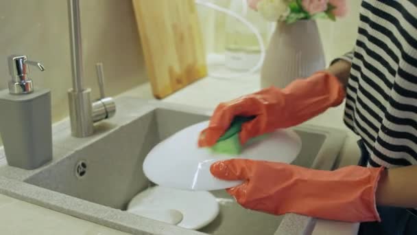 Pembantu Mencuci Piring Dengan Sarung Tangan Karet Layanan Pembersihan Pekerjaan — Stok Video