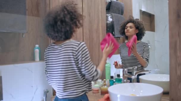 Jovem Mulher Espelho Limpeza Banheiro Casa Pulverizando Detergente Eco Friendly — Vídeo de Stock