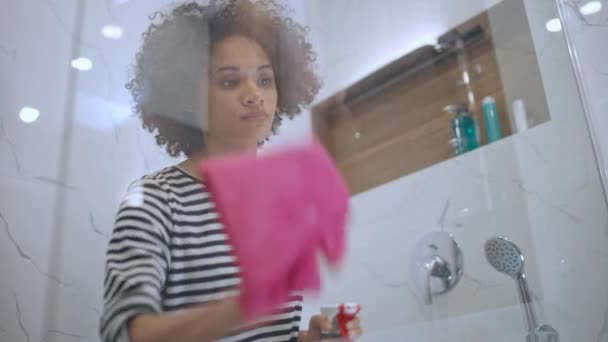 Czarna Kobieta Myjąca Szkło Łazience Sprayem Przeciwgrzybiczym Sprzątaczka — Wideo stockowe