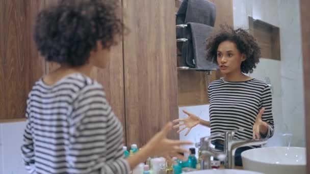鏡の反射の話をする神経症の女性重要な会話の準備 — ストック動画