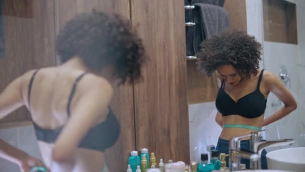 Slim Hitam Perempuan Mengukur Limbah Senang Dengan Hasilnya Terobsesi Dengan — Stok Video