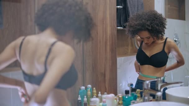 Mujer Negra Midiendo Residuos Con Cinta Adhesiva Infeliz Con Resultado — Vídeos de Stock