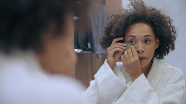 Mujer Bonita Aplicando Parches Espejo Delantero Sonriendo Rutina Cuidado Piel — Vídeo de stock