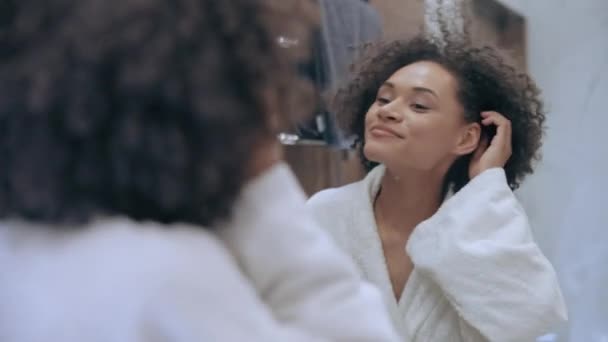 Молода Американка Афроамериканка Яка Милується Здоровою Чистою Шкірою Дзеркалі — стокове відео