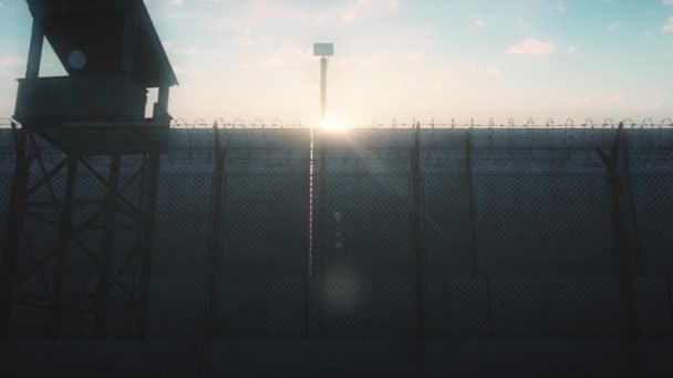 Тюремный Забор Колючей Проволокой Высокая Стена Надежно Охраняемое Исправительное Учреждение — стоковое видео