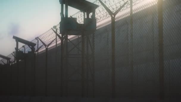 刑務所や秘密の軍事基地 収容施設の周りの高い鉄条網フェンス — ストック動画