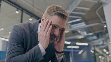 Sorunlu iş adamı migreni tutuyor, şakakları ovuyor, stresli işten bıktı.