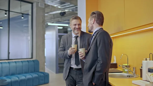 Dos Hombres Negocios Disfrutando Conversación Durante Descanso Café Oficina Amistad — Foto de Stock