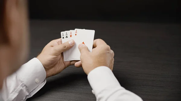 Jogador Poker Segurando Quatro Tipo Com Ases Boa Combinação Ganhar — Fotografia de Stock