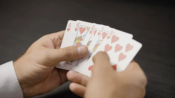 Szerencsés Ember Mutatja Royal Flush Kártya Kombináció Miközben Pókerezik Siker — Stock Fotó