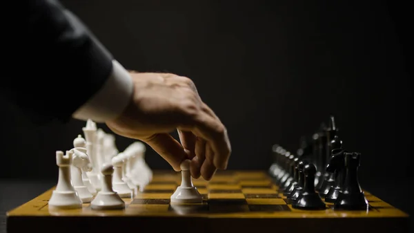 Hombre Moviendo Pieza Ajedrez Blanco Partida Partida Concepto Inicio Negocio — Foto de Stock