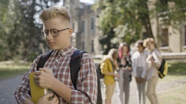 Sınıf arkadaşlarının zorbalığından muzdarip gözlüklü şişman okul çocuğu tacize uğramış.