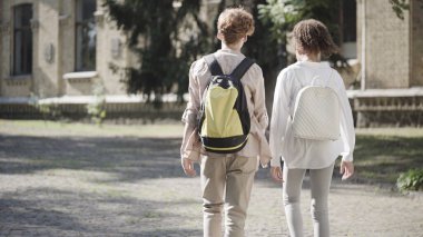 Birlikte sınıflara giden çok ırklı arkadaşlar, okul arkadaşlığı, sosyalleşme.