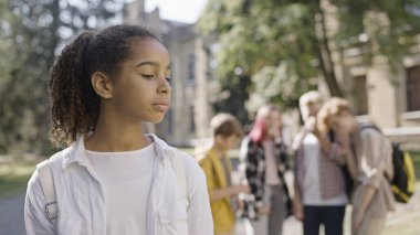 Afrikalı Amerikalı okul arkadaşları hakkında dedikodu yapan bir grup çocuk, zorbalık, istismar...